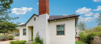 The Aspen House: Cozy 2BR, Fireplace, Across from Thorpe Park, Near Downtown
