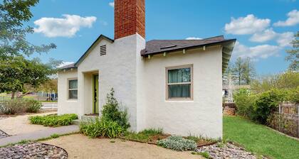 The Aspen House: Cozy 2BR, Fireplace, Across from Thorpe Park, Near Downtown