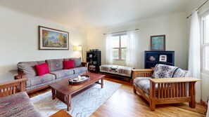 Smart TV, fireplace - The Aspen House: Cozy 2BR, Fireplace, Across from Thorpe Park, Near Downtown (Flagstaff)