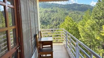 Family Room, Garden View | Property grounds