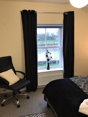 Kahden hengen deluxe-huone, jokinäköala | Pimennysverhot, ilmainen Wi-Fi