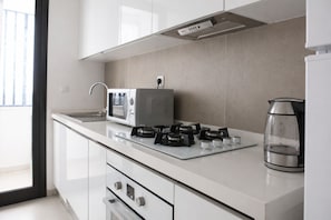 Een koelkast, een magnetron, een oven, een kookplaat