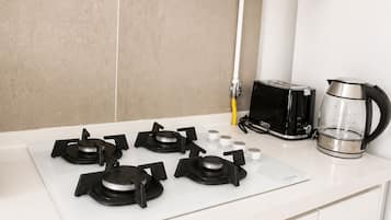 Geladeira, micro-ondas, fogão, cooktop
