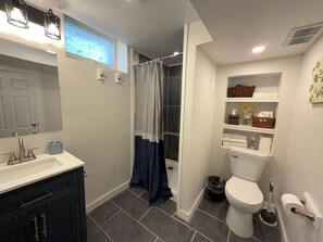 Shower, hair dryer, towels - Private Garden Apartment Across from Como Lake - Rowan (Saint Paul)