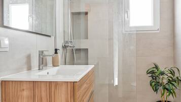 Shower, hair dryer, towels