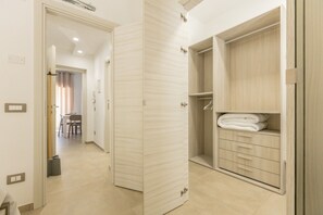 Un pasillo que conduce a una habitación con un armario de madera y una zona de comedor.
