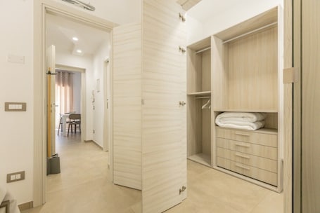 En gang der fører til et rum med et træskab og et spiseområde.. Nova Suite - Apartment 100
