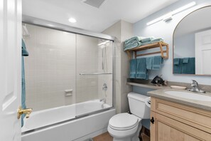Ducha, secador de pelo, toallas