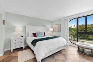 Tabla de planchar con plancha, wifi gratis y ropa de cama 