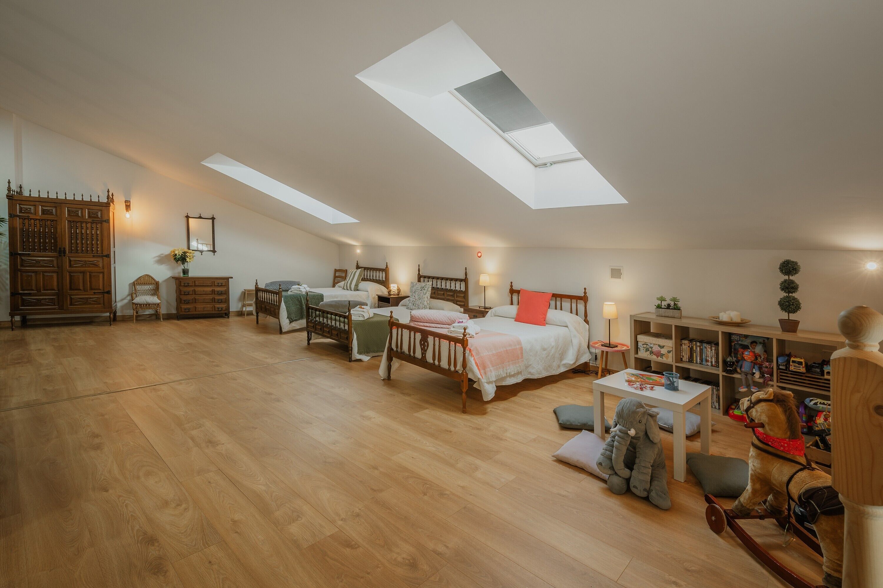 Tabla de planchar con plancha, wifi y ropa de cama 