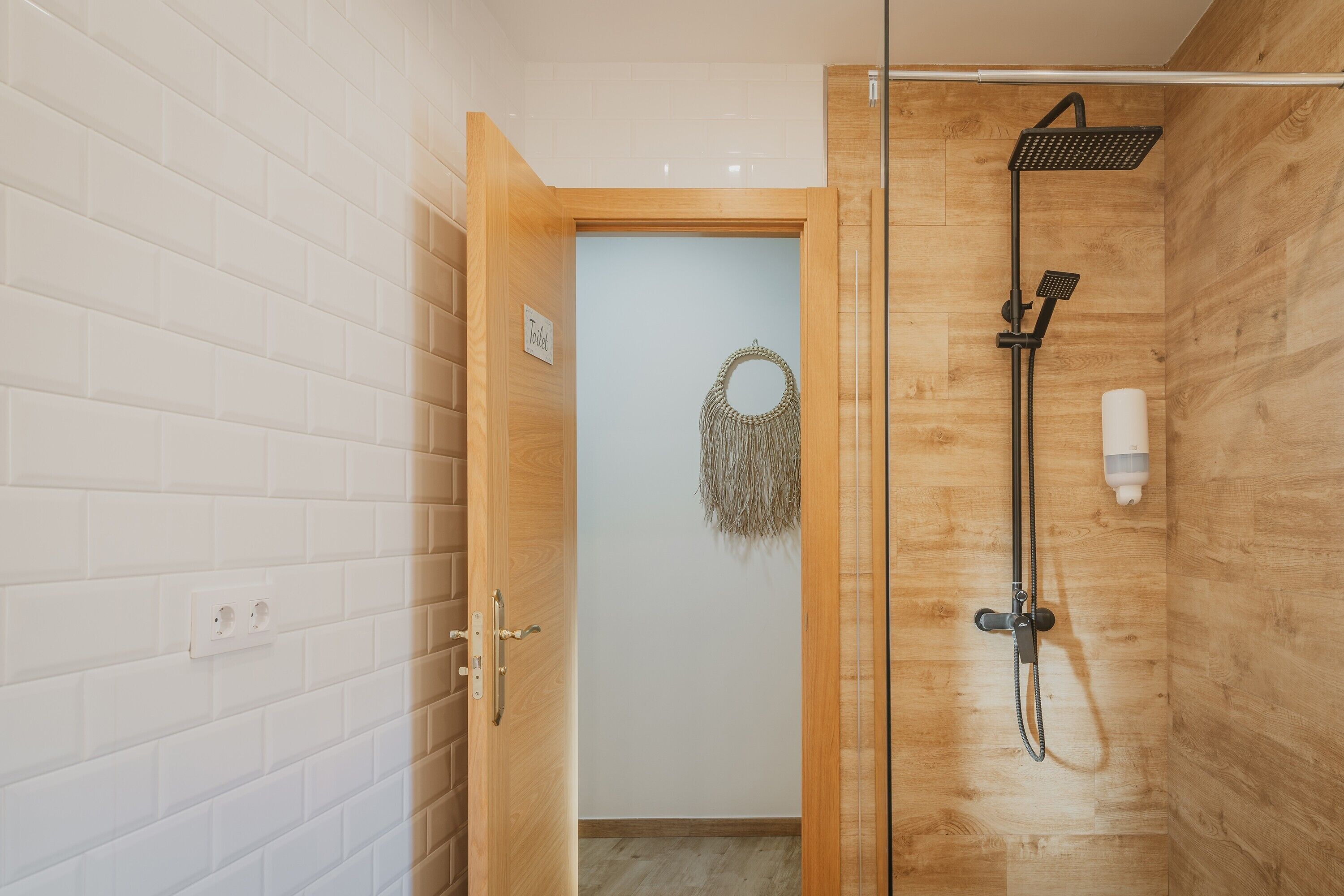 Een douche, een haardroger, handdoeken