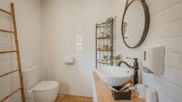 Een douche, een haardroger, handdoeken