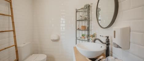Douche, séchoir à cheveux, serviettes fournies