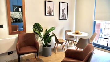 Monolocale | Area soggiorno | TV LED 42 pollici con canali via cavo