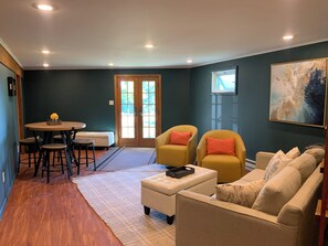 Living area - Beautiful 2-bedroom cottage in Boyne Falls /Walloon perfect for relaxing getaway (Boyne Falls)
