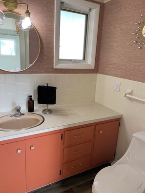 Bathroom - Beautiful 2-bedroom cottage in Boyne Falls /Walloon perfect for relaxing getaway (Boyne Falls)