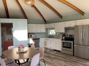 Private kitchen - Beautiful 2-bedroom cottage in Boyne Falls /Walloon perfect for relaxing getaway (Boyne Falls)