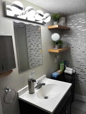 Combined shower/bathtub, free toiletries, hair dryer, slippers - Character Home Downtown and 17th Av. (Calgary)