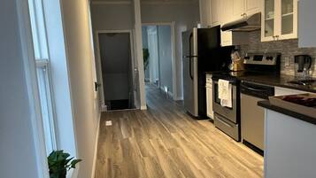 Lemari es, microwave, oven, dan kompor