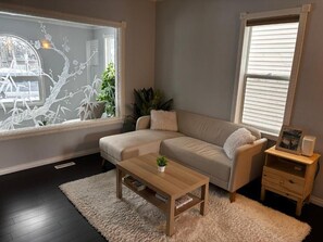 Living area - Character Home Downtown and 17th Av. (Calgary)