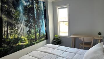 Kamar Double Comfort | Busa memori, meja kerja, dan ruang kerja ramah laptop