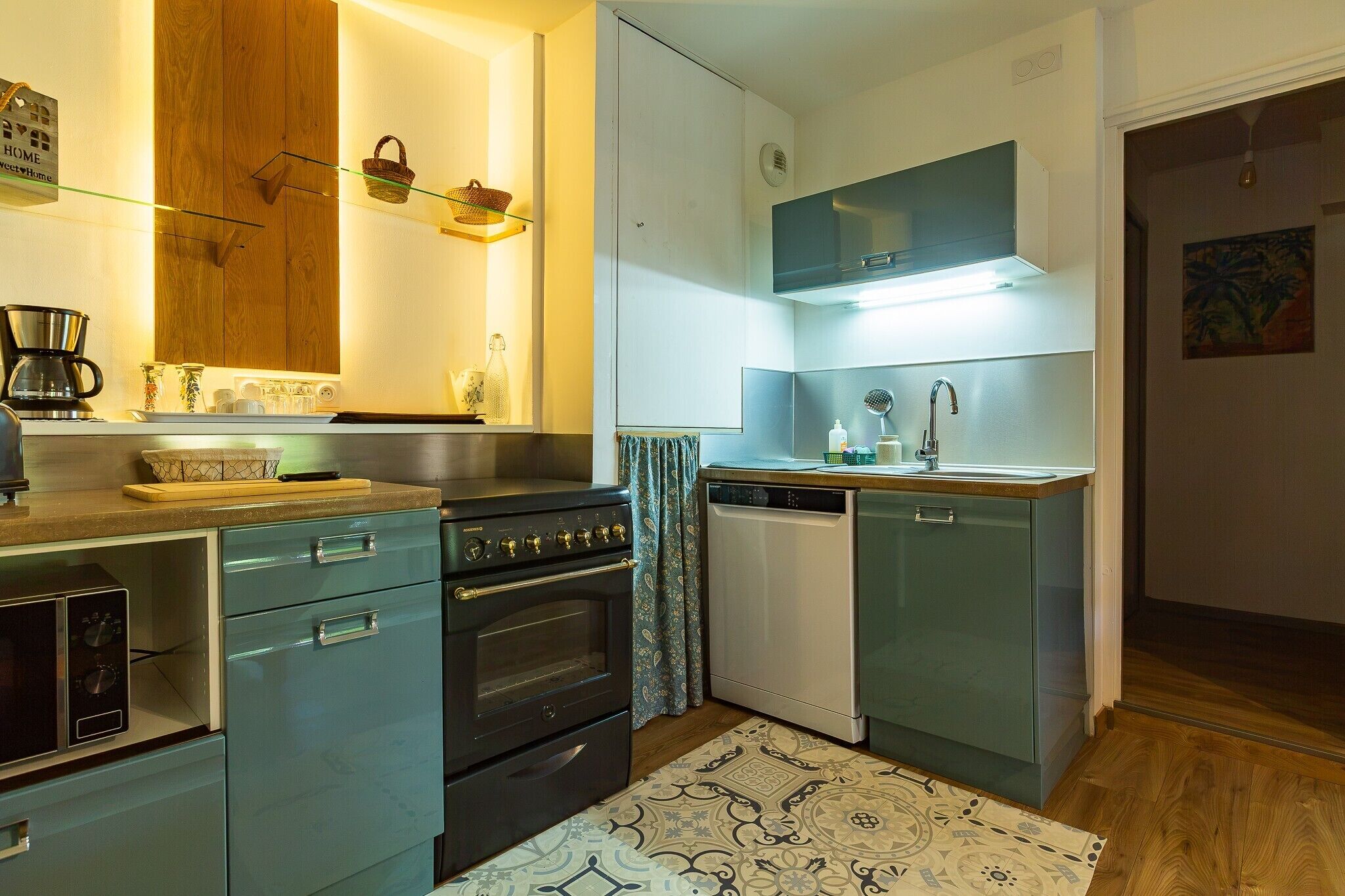 Coffee/tea maker, fridge, microwave, oven