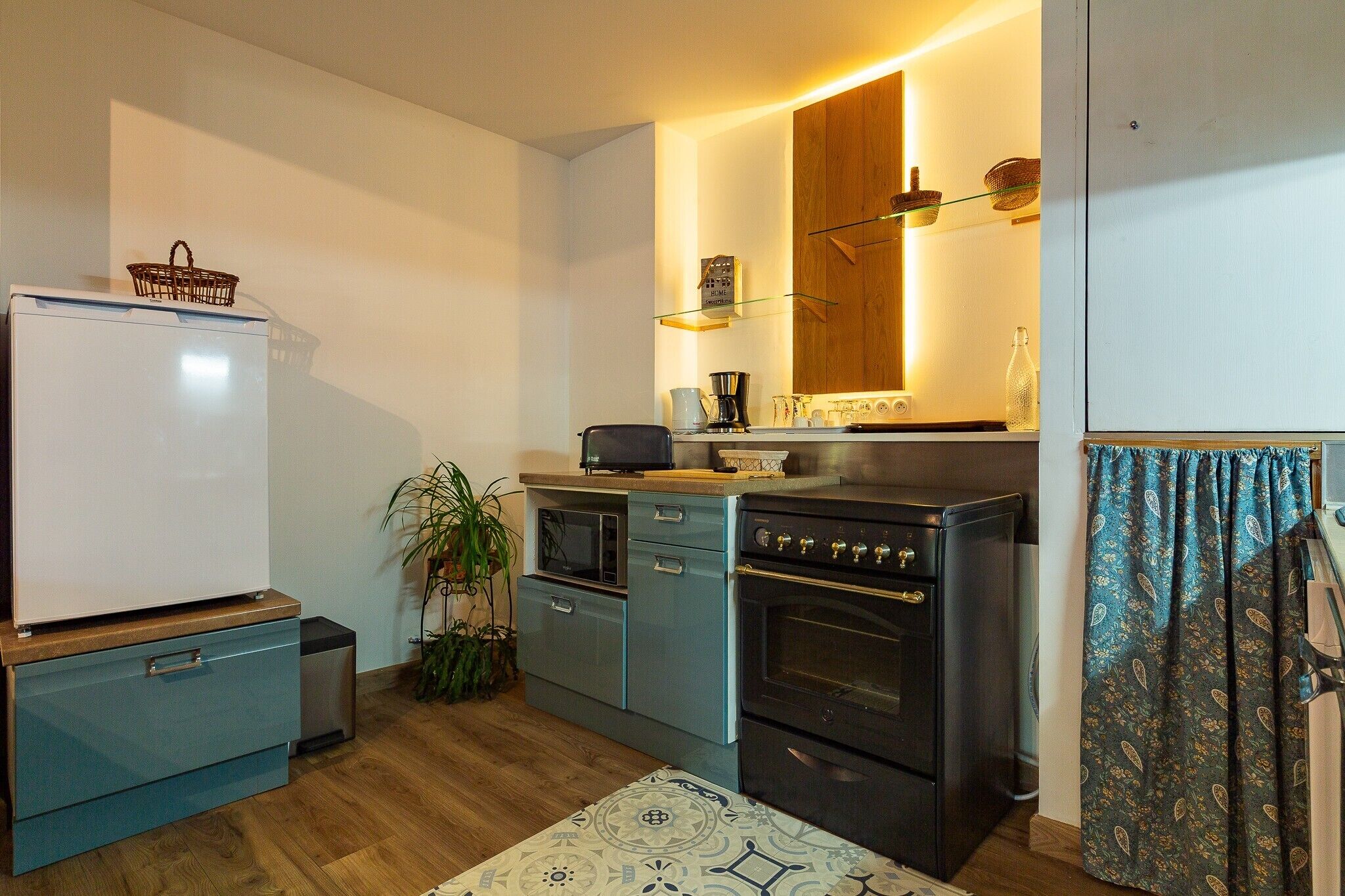Coffee/tea maker, fridge, microwave, oven