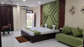 ห้องลักซ์ชัวรี่สตูดิโอสวีท, ระเบียง, วิวเมือง | โต๊ะทำงาน, พื้นที่ทำงานแบบใช้แล็ปท็อป, เตารีด/โต๊ะรีดผ้า, Wi-Fi ฟรี