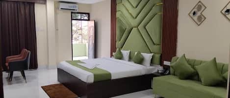 Luxury Studio Suite, Balcony, City View | Desk, laptop workspace, iron/ironing board, free WiFi