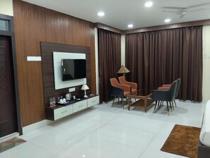 ห้องลักซ์ชัวรี่สตูดิโอสวีท, ระเบียง, วิวเมือง | บริเวณนั่งเล่น