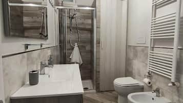 Căn hộ tiện nghi đơn giản, ban công | Phòng tắm