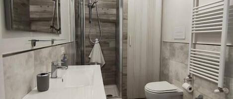 Apartamento Confort, balcón | Baño | Albornoces y bidé