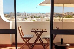 Outdoor dining - Eden Studio. Balcony with sea view. Swimming pool. Fast internet. (Albufeira)