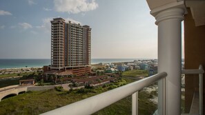 Ein Hochhaus-Hotel mit Blick auf Strand und Meer.
