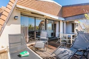 Outdoor dining - Vrbo Property (Tourgéville)