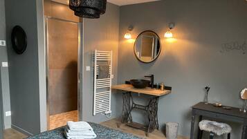 Iron/ironing board, WiFi, bed sheets