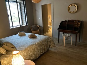 Tabla de planchar con plancha, wifi y ropa de cama 