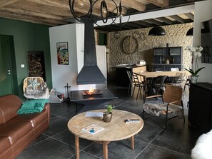 Televisión y chimenea 