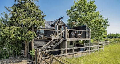 Farm Stay, Sleeps 5, Dog Friendly w/ Parking