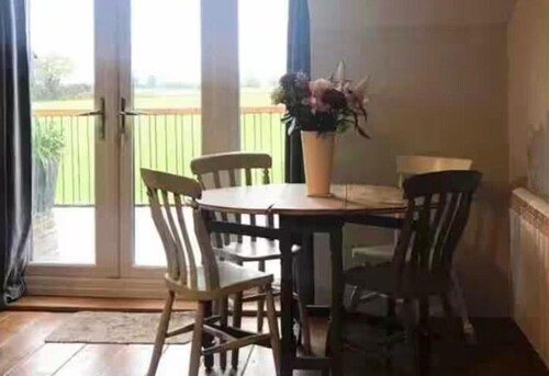 Farm Stay, Sleeps 5, Dog Friendly w/ Parking