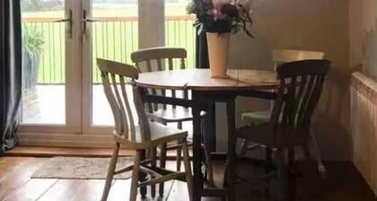 Farm Stay, Sleeps 5, Dog Friendly w/ Parking