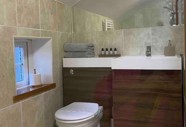 Bathroom - Farm Stay - Dog - Garden - Parking - Sleeps 5 (Dereham)
