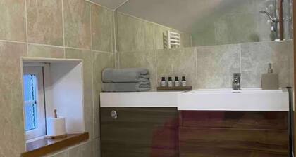 Farm Stay - Dog - Garden - Parking - Sleeps 5