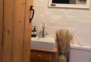 Bathroom - Farm Stay - Dog - Garden - Parking - Sleeps 5 (Dereham)