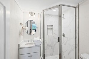 Dusche, Haartrockner, Handtücher