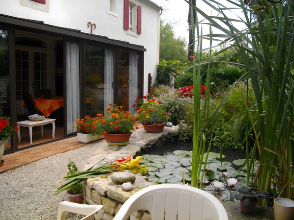 Terrace/patio - Bed and Breakfast 'Chambres D'hôtes Le Peux - Bécacine' with Wi-Fi (Saint-Pierre-le-Vieux)