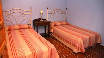 Tabla de planchar con plancha, wifi, ropa de cama