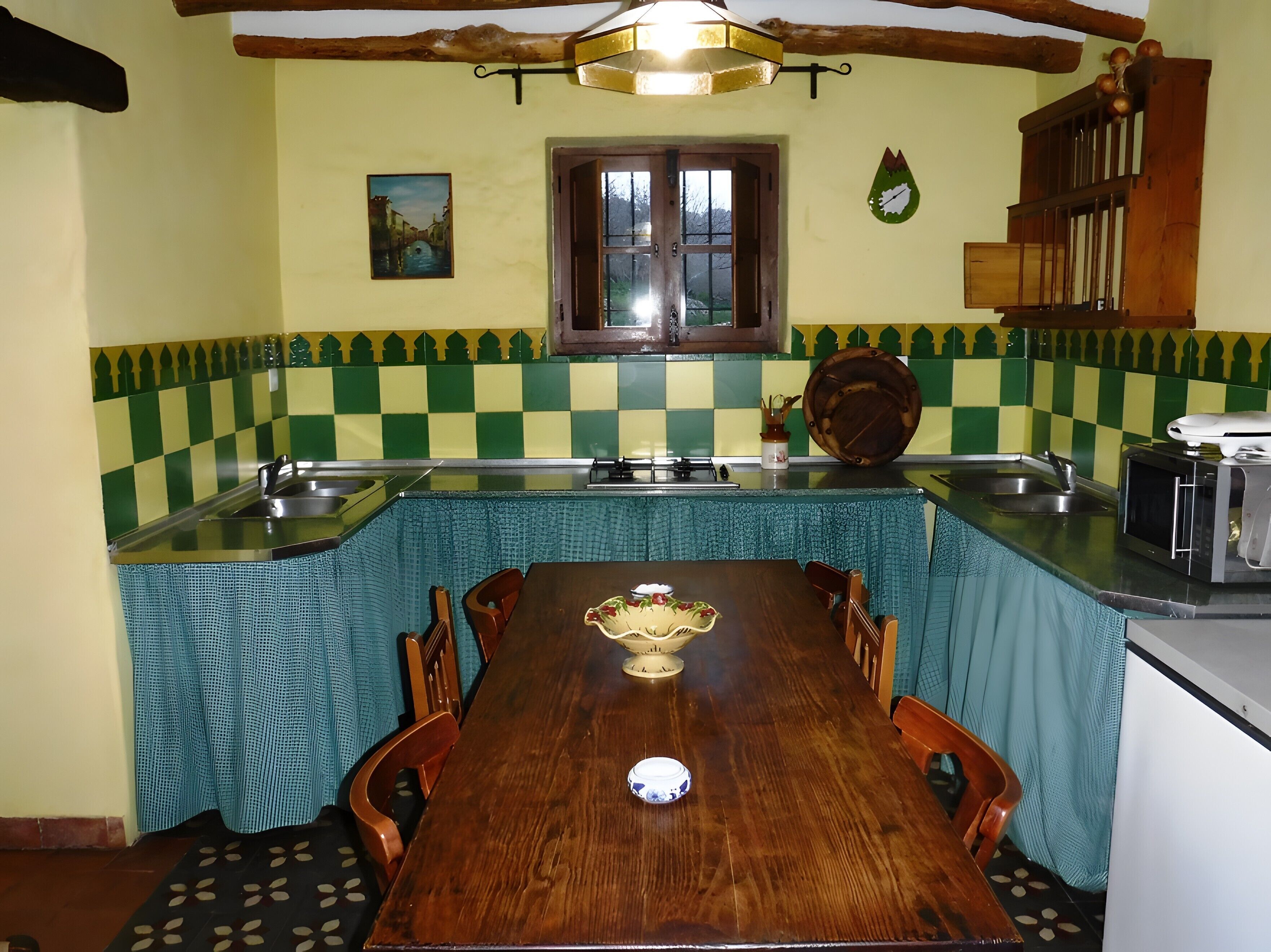 Réfrigérateur, micro-ondes, plaque de cuisson, cafetière/bouilloire