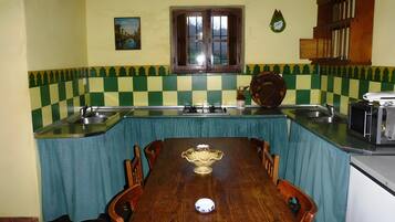 Réfrigérateur, micro-ondes, plaque de cuisson, cafetiÚre/bouilloire