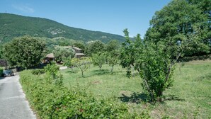 A rural landscape with a road, a small building, and trees. - Nice home in Configni (Configni)